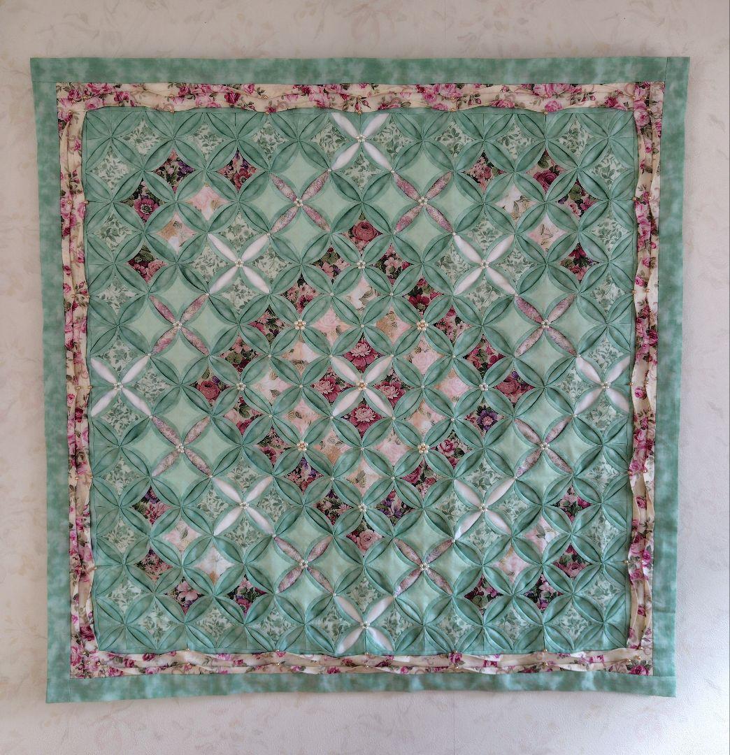 ♡mari♡ パッチワーク(カテドラルウインドウ)タペストリー パッチワーク教室の生徒さんの作品です✨✨ 素敵なタペストリーが出来