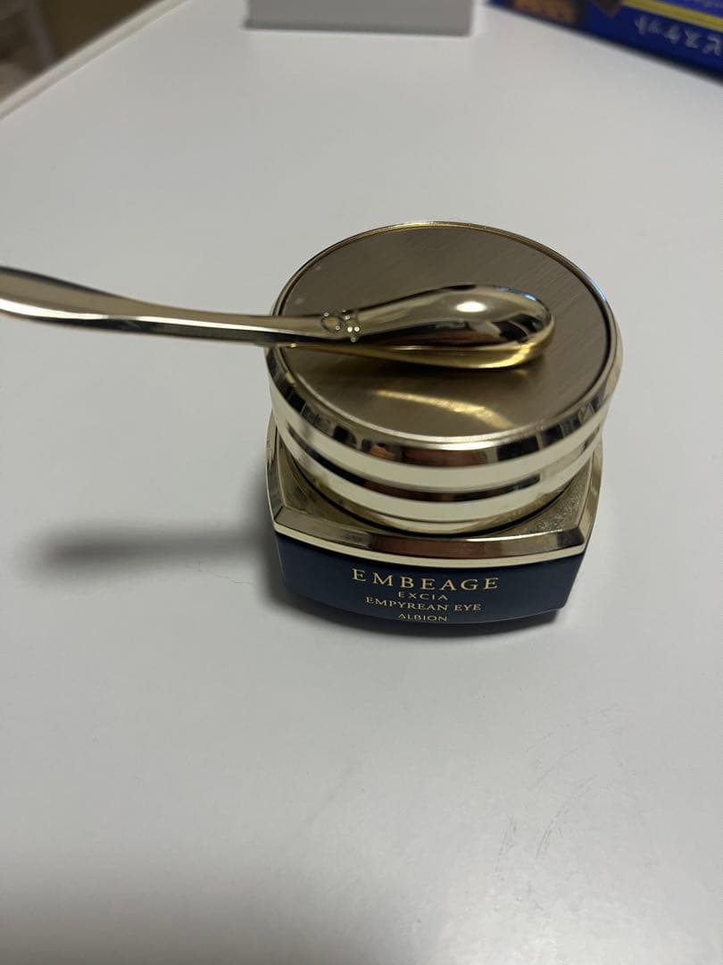 EMBEAGE アイクリーム クリーム色 スパチュラ付き アルビオン エクシア アンベアージュ エンピリアン アイ｜紹介記事