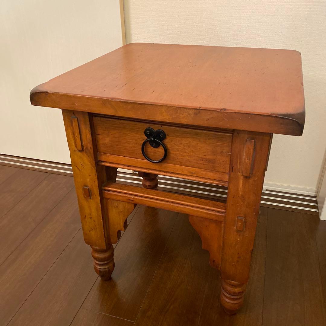 お値下げ⭐︎ベルメゾン　サイドテーブル　アンティーク風 どこでも使える便利なサイズ、トライポットのアンティーク風サイド