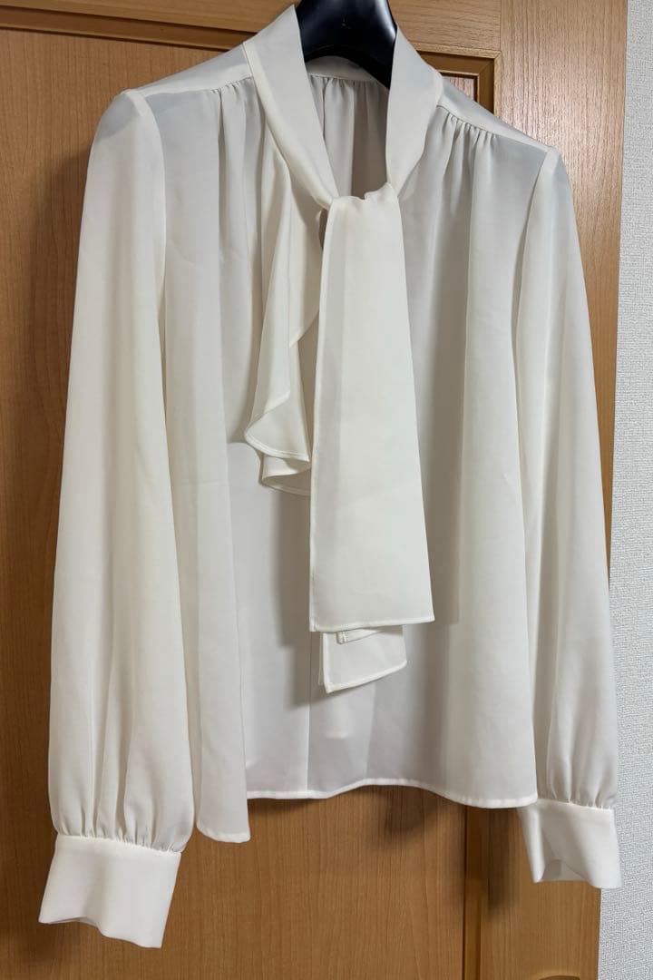 ピンキーアンドダイアン◇ラッフルアクセントボウタイブラウス