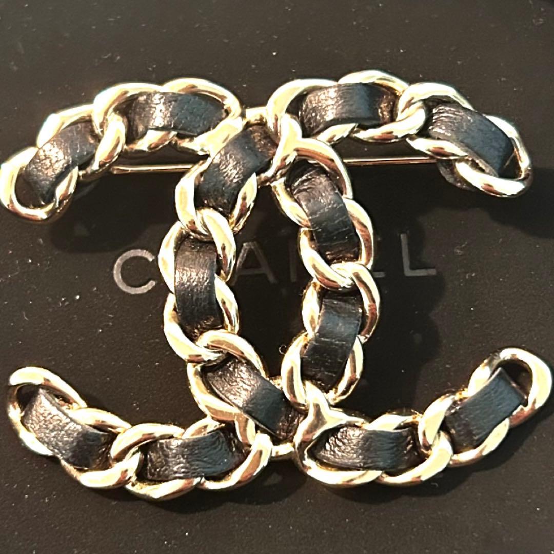 レア美品 CHANEL シャネル ブローチ チェーン レザー CCマーク - メルカリ