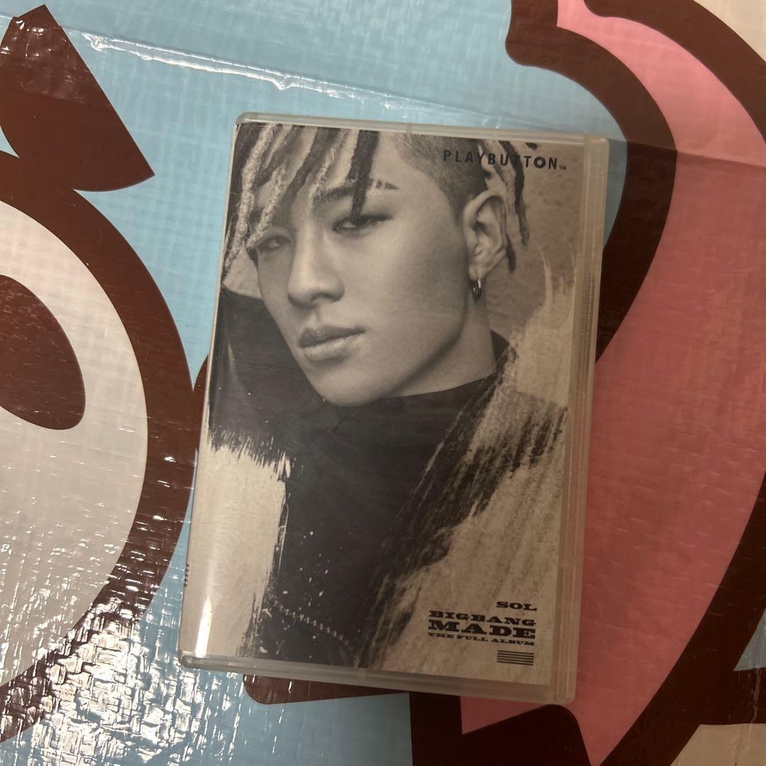 BIGBANG SOL MADE アルバム USBバッジ付き レア ホログラム缶バッジ(65mm)「遊☆戯☆王ZEXAL Design produced by