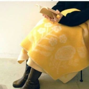 ラプアンカンクリ　鹿児島睦　VILLIKUKKA　花柄ブランケット 　イエロー 鹿児島睦さんデザインのラプアンカンクリ ブランケット！｜北欧生地