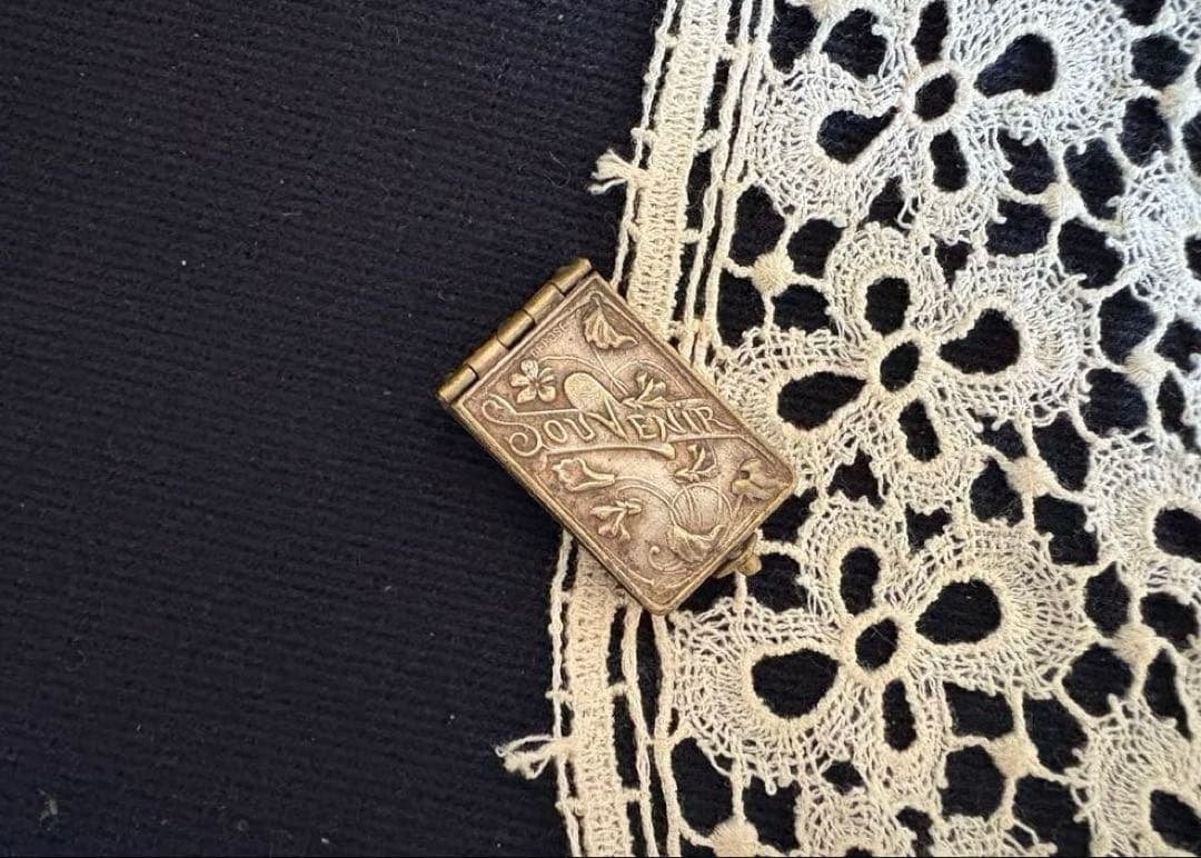 フランスアンティーク　ミニチュア　カルネドバル型　写真　ペンダントトップ カルネドバル アンティーク | フランス すずらんのカルネドバル