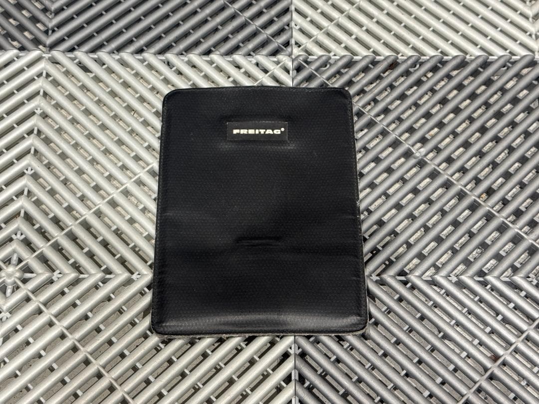 フライターグ 黒 F29 SLEEVE for iPad® mini FREITAG - FREITAG F29 iPad mini 用ケース フライターグ 赤白緑の通販