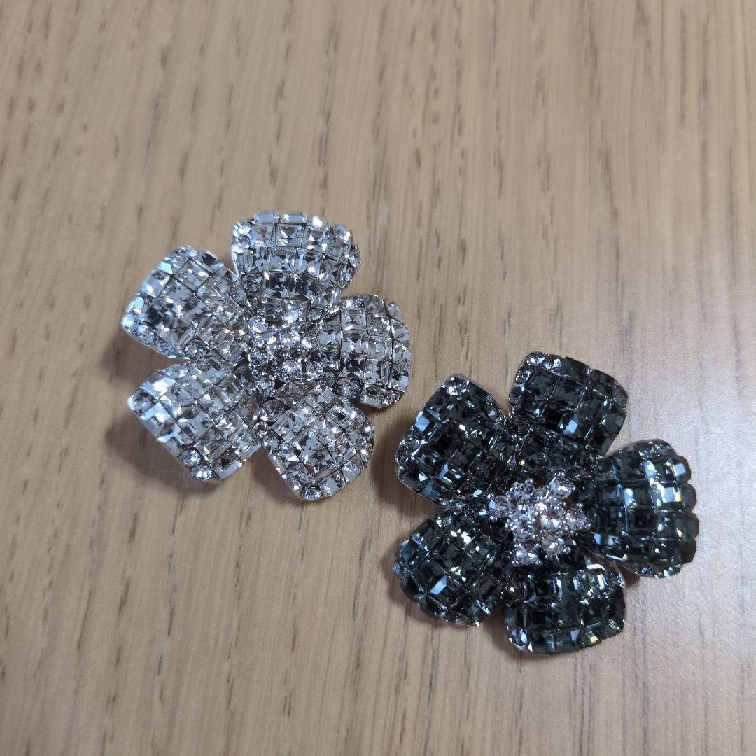 FOXEYフォクシー✨新品✨花形ブローチ 2個セット✨貴重カラーとクリアのセット 名品】美品 FOXEY フォクシー フラワーブローチ クリアカラー FLEUR