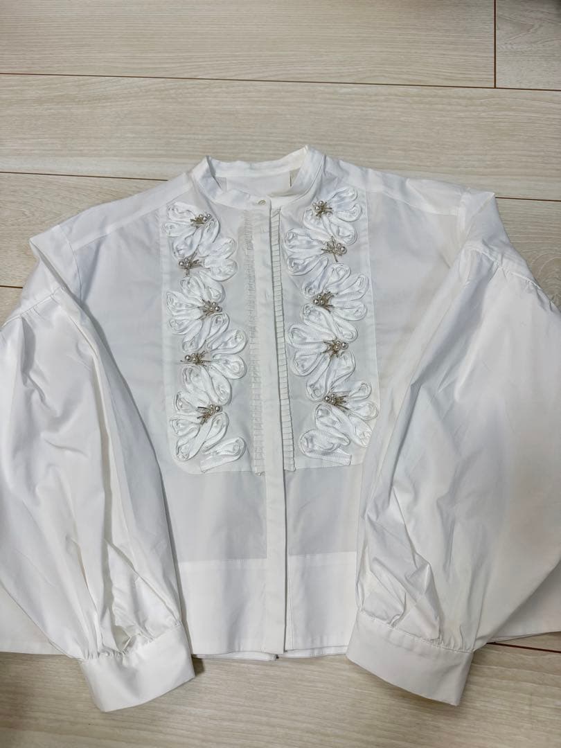 マリリンムーン SOI-MeMEコード刺繍パールブラウス - メルカリ