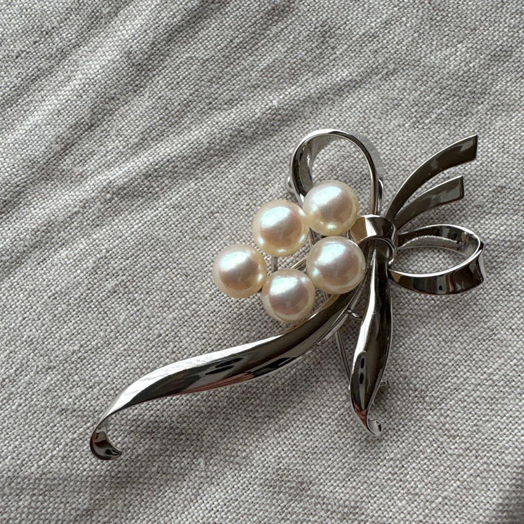 ミキモト　真珠とメタルのリボン型ブローチ MIKIMOTO（ミキモト） ブローチ パール 真珠 5.0-7.5mm リボン K18WG
