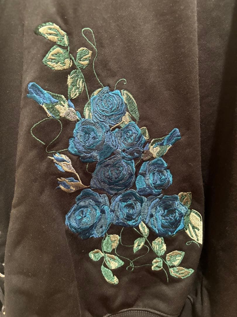 Ado×HARE サイドレースアップローズ刺繍スウェット 青薔薇 M