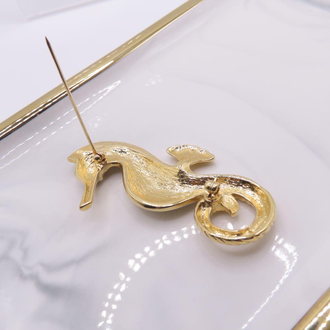 TRIFARI トリファリ ブローチ ゴールド ホワイト タツノオトシゴ