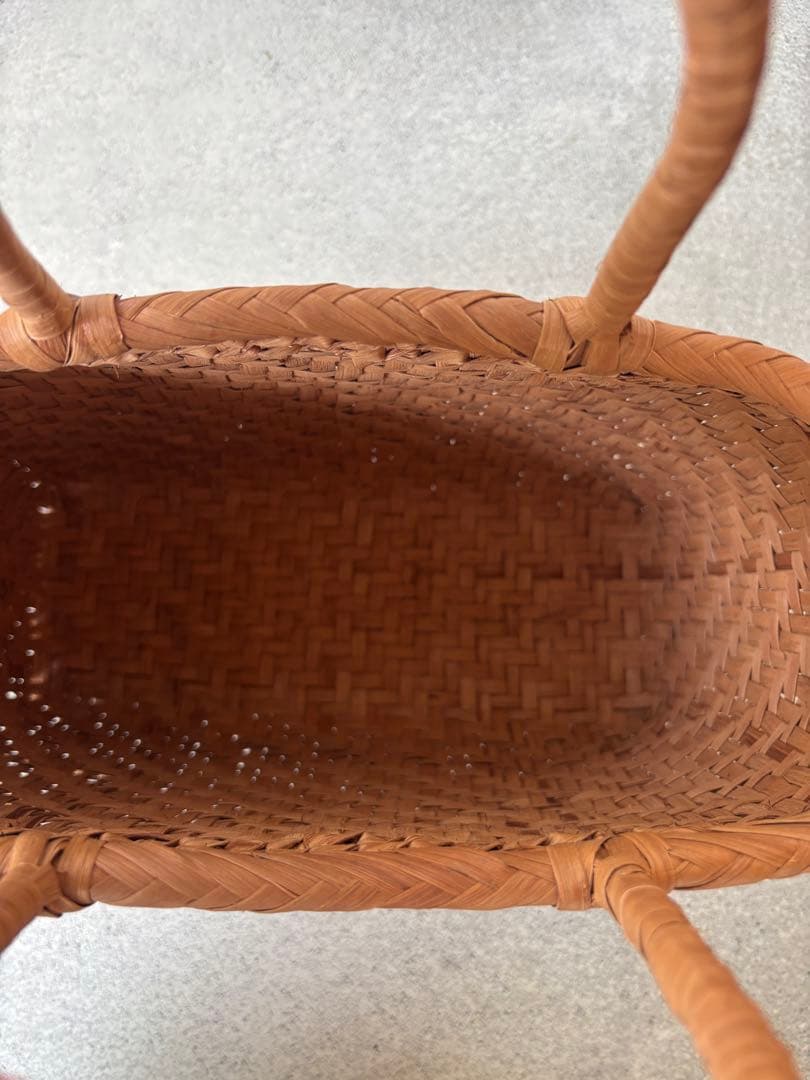 バ*ン様 新品 かごや 山葡萄かごバッグ 中 内袋付きの通販はau PAY