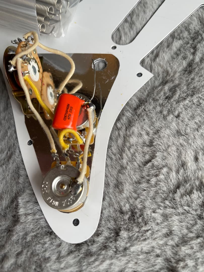 ジャンク品 ギター ボディ ネック塗料他