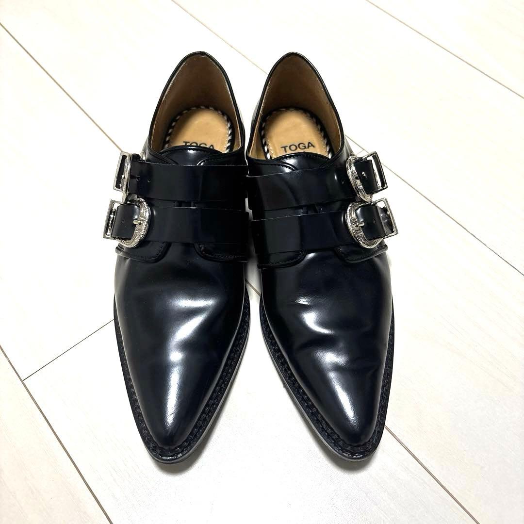 TOGA ブラック ダブルバックル ローファー TOGA PULLA（トーガ プルラ）の「【TOGA】ダブルバックルシューズ