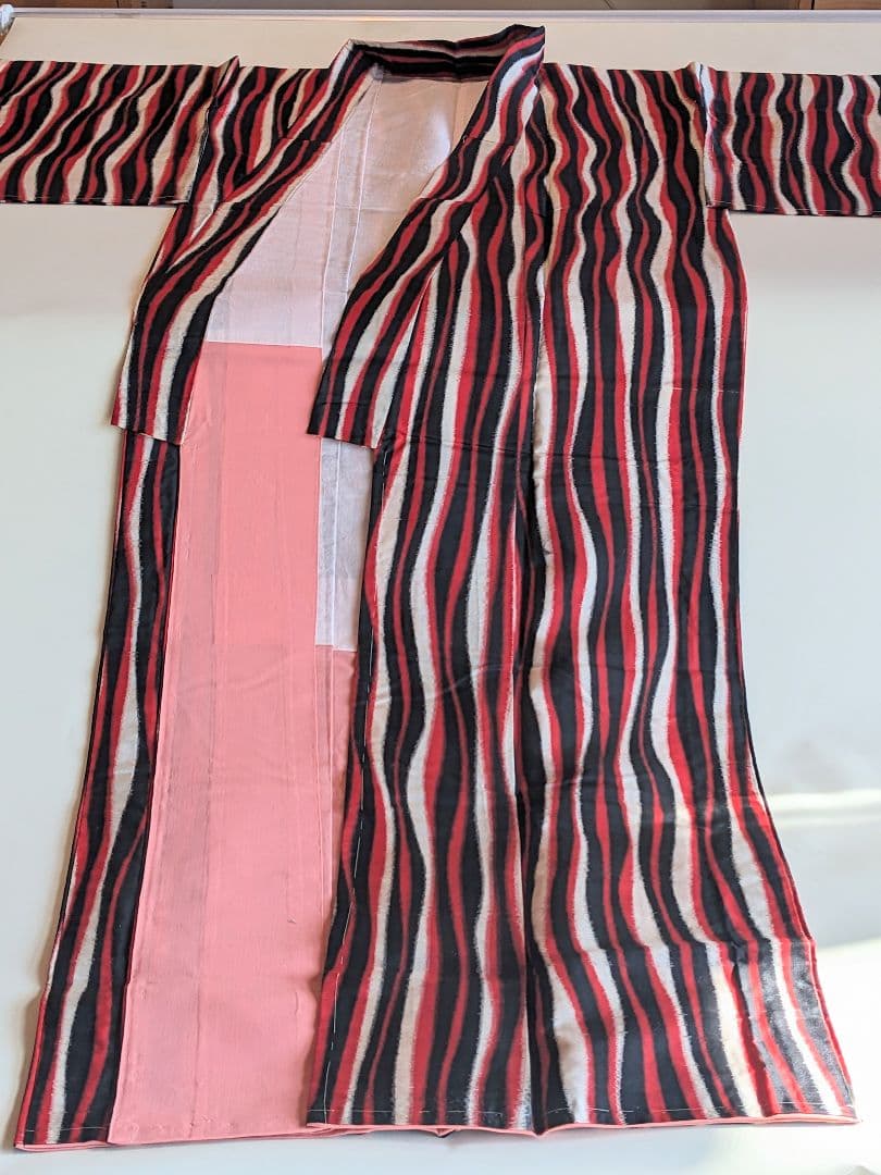 銘仙 着物 レトロ よろけ縞 モダン柄 - メルカリ