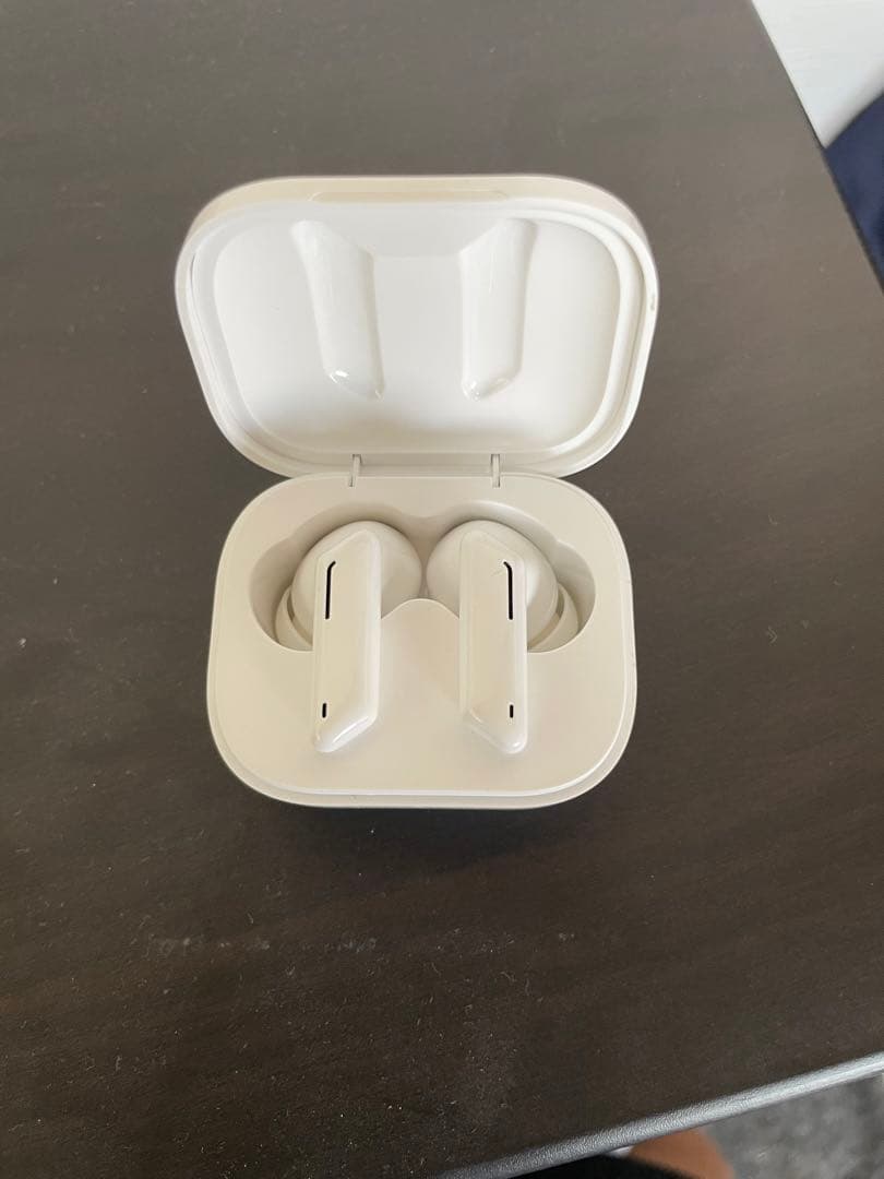 ホワイト ワイヤレスイヤホン 充電ケース付き - メルカリ