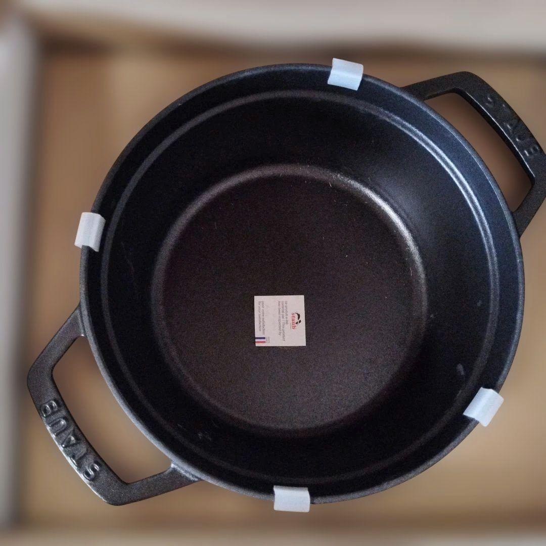【staub 両手鍋】新品❗️ オーブン・IH対応など多用途　黒　2.2Ｌ