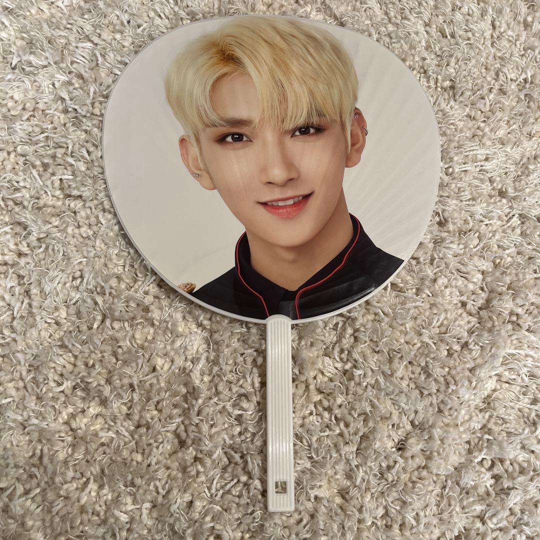 SEVENTEEN ジョシュア うちわ 'SVT' - メルカリ