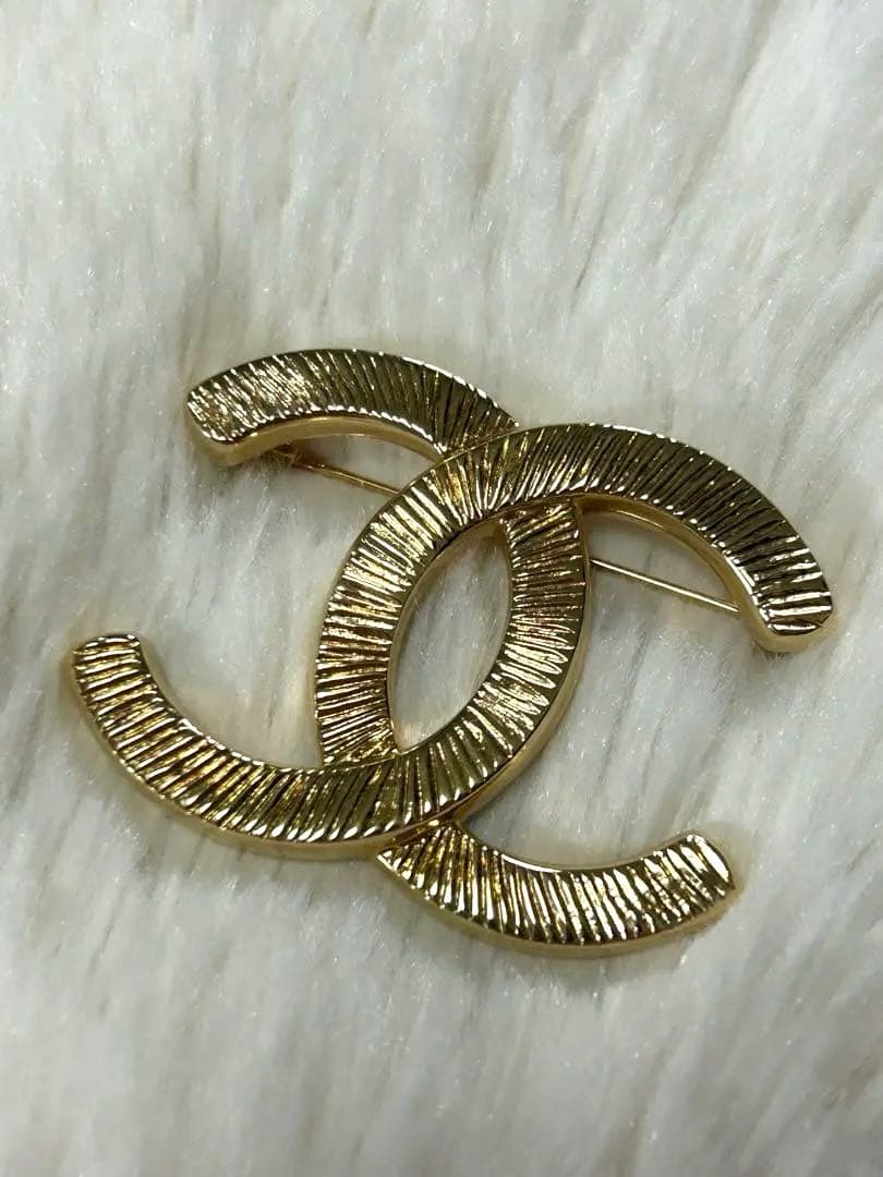 CHANEL ブローチ 美品 ブローチ - メタル、グラスストーン & ストラス、ゴールド、マルチ