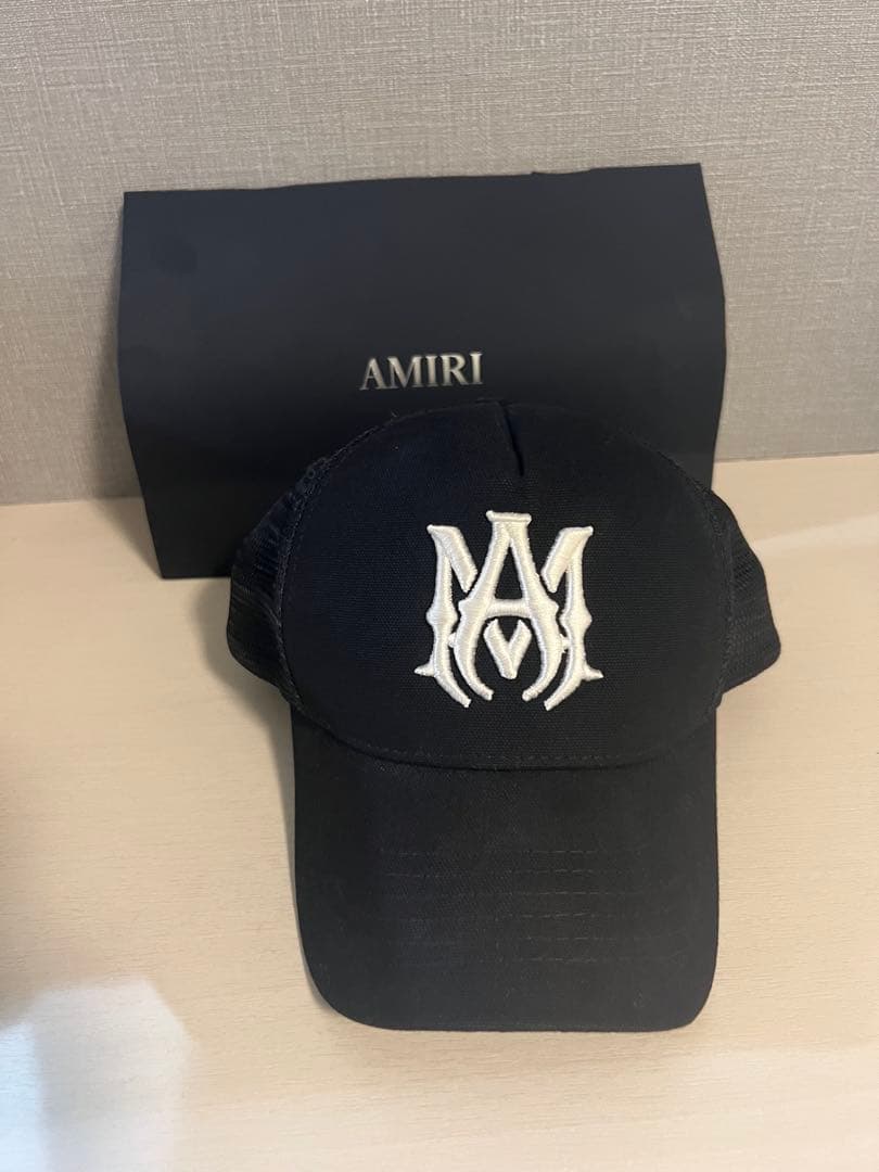 【国内正規】 AMIRI ブラック メッシュキャップ AMIRI ロゴ エンブロイダリー コットン&メッシュ キャップ 人気 (AMIRI