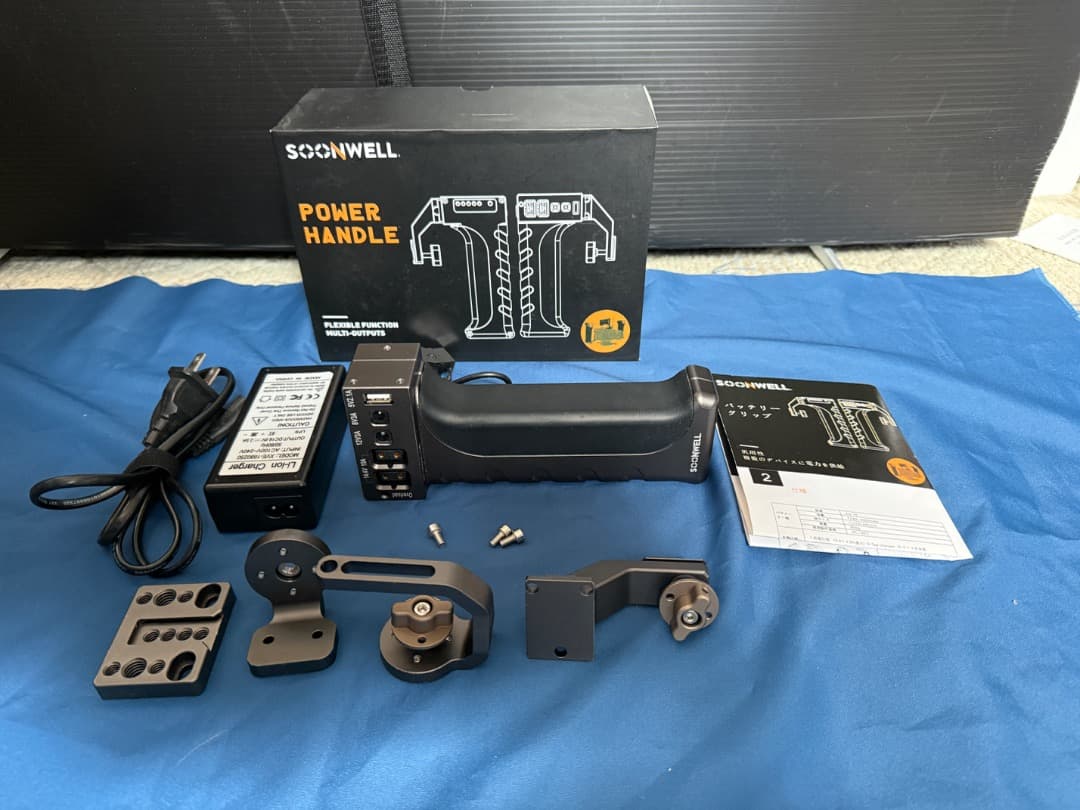 世界初ハンドル一体型：PH70 ハンドル型バッテリー＋充電器 アウトレット品】手回し充電ライト AJL-H163-OLT | 防災 | アピックス