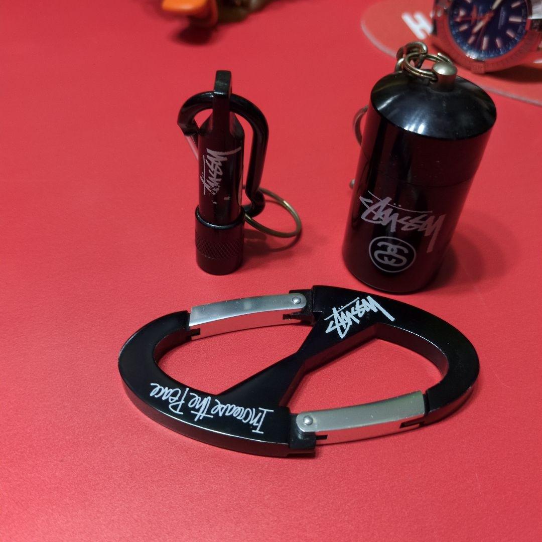 Stussy カラビナ、携帯灰皿、ライト 小物3点セット 携帯灰皿 フィールドマーク タウン シルバー カラビナ付き シンプル