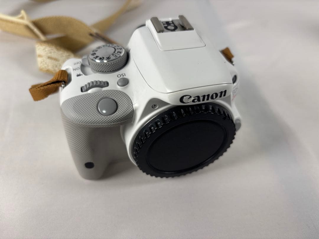 Canon EOS kiss x7ホワイトボディ＆レース柄ストラップ - メルカリ