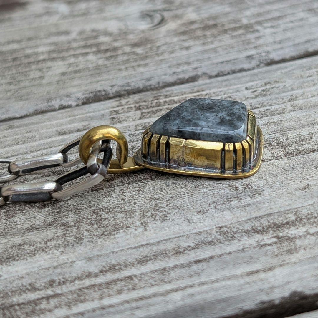 ハンドメイドの糸魚川黒翡翠トップ インディアンジュエリー風