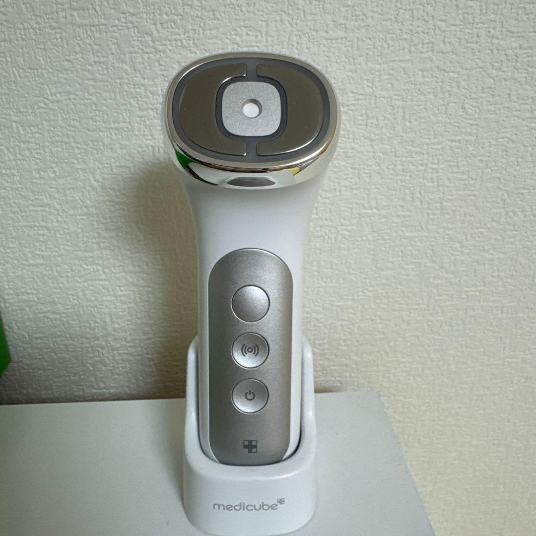 medicube 美顔器 充電スタンド付き Amazon.co.jp: メディキューブ AGE-Rブースタープロ ブラック 1日5分
