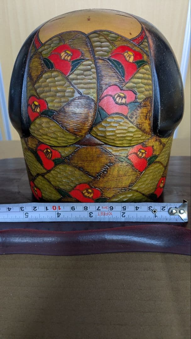 山椿　 宮部ふみを　赤い花模様のこけし　台座付き