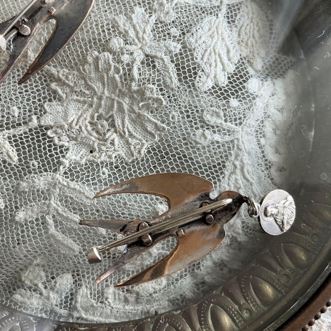 ♡2点♡ フランスアンティーク つばめ 小さなブローチ BEBE べべ メダイ