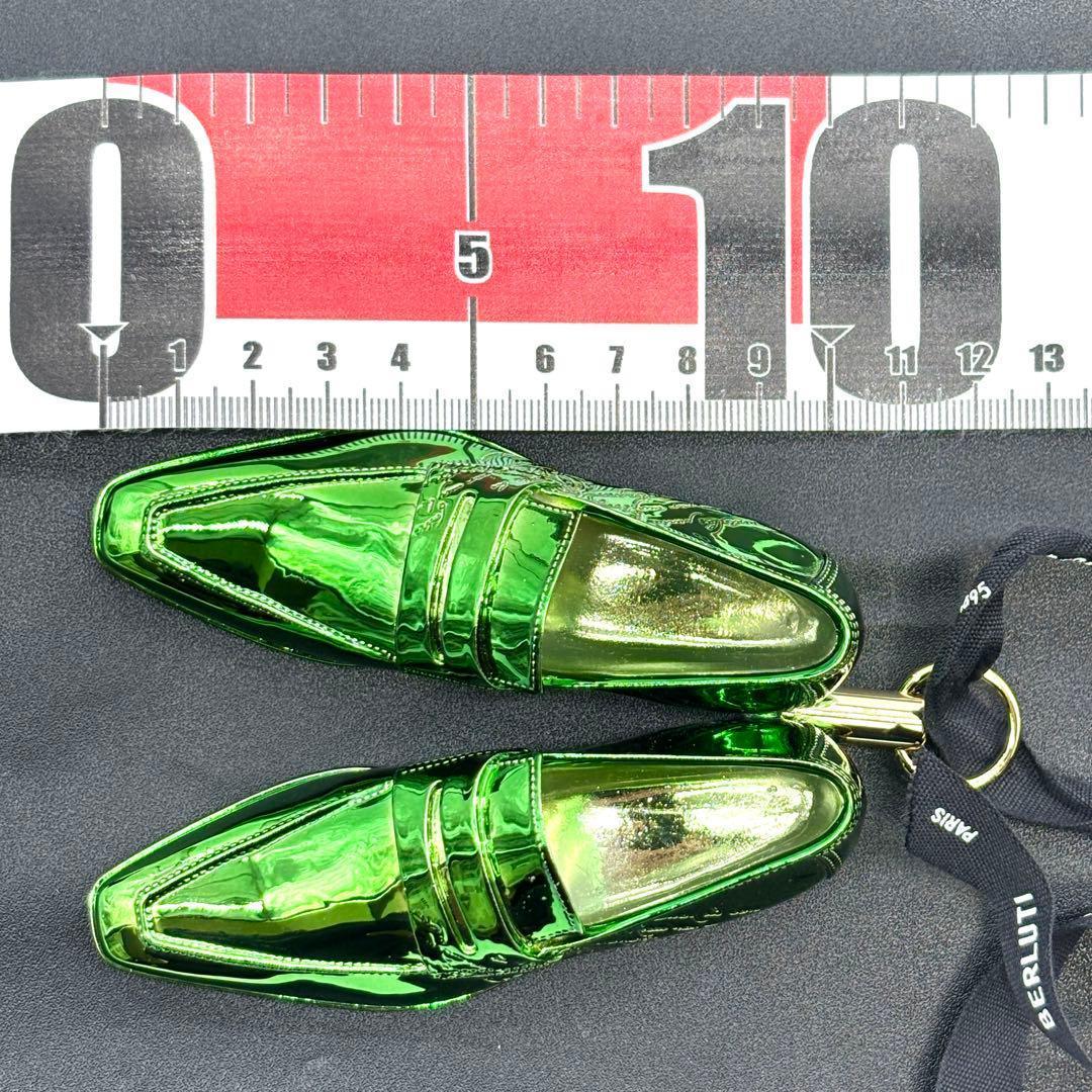 商談中 カリグラフィ靴型 キーホルダー チャーム グリーン - メルカリ
