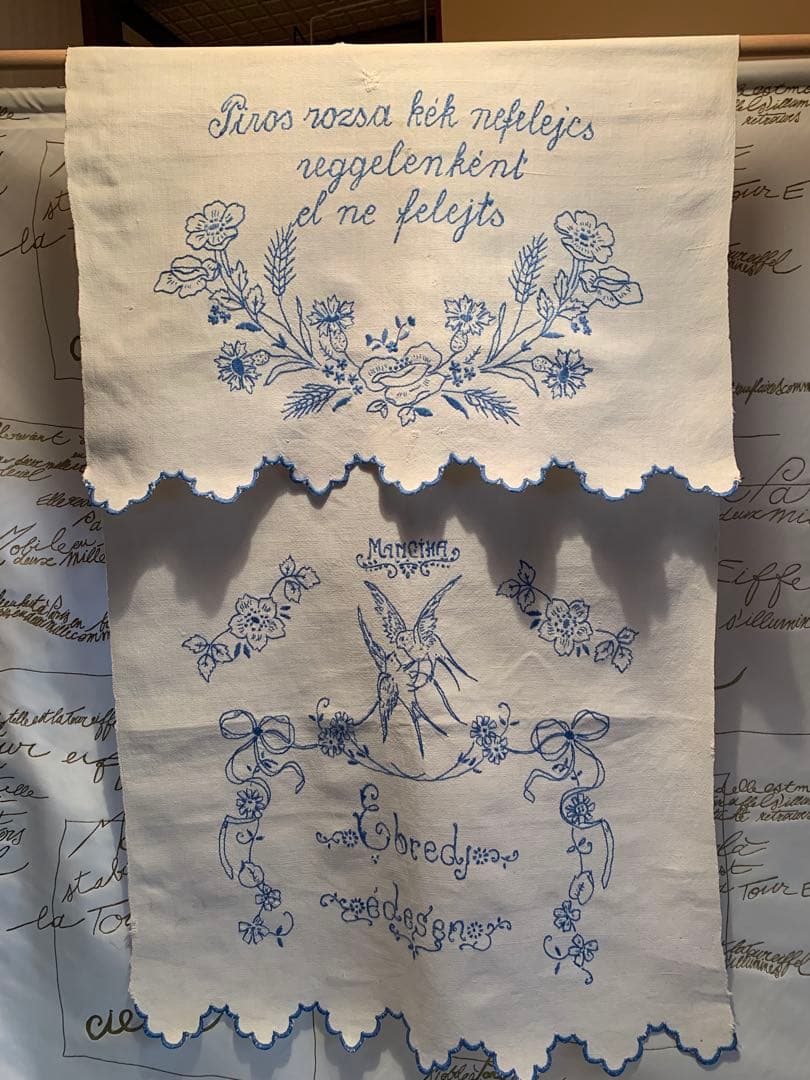 フランスアンティーク　可愛い燕2羽とガーランドがブルーの糸で刺繍された素敵な布！ アンティーク紙 | 刺繍カード（ベルをくわえた青い鳥とすみれの花