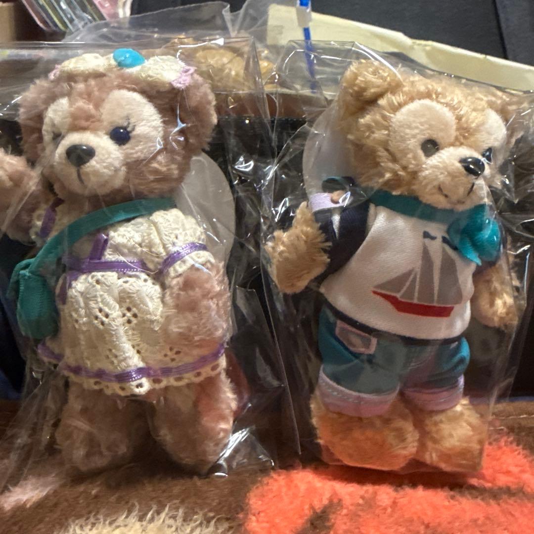 ☆美品未使用タグ付きダッフィー シェリーメイぬいぐるみバッジ 2個