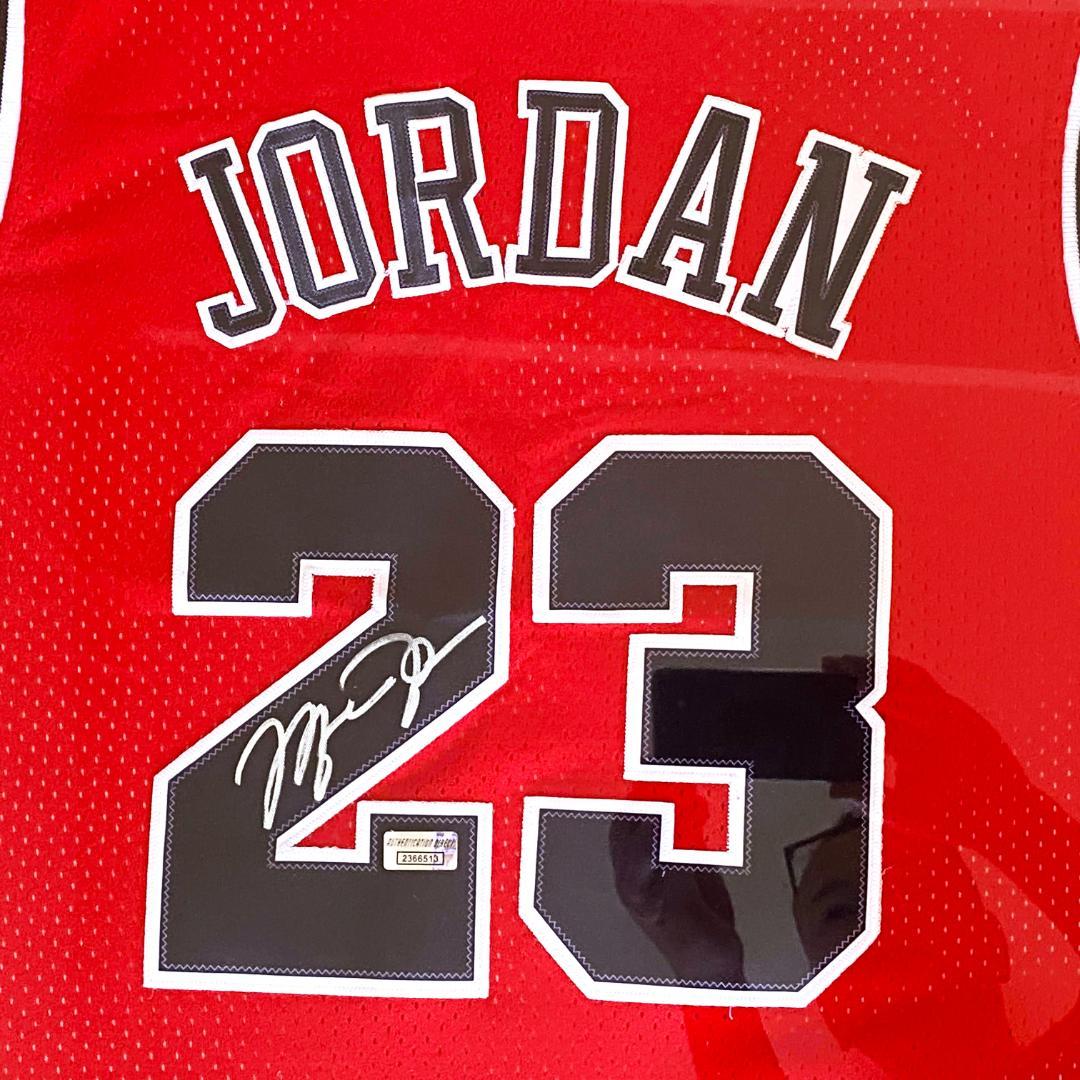 至宝】マイケル・ジョーダン☆直筆サイン入りユニフォーム☆額装済