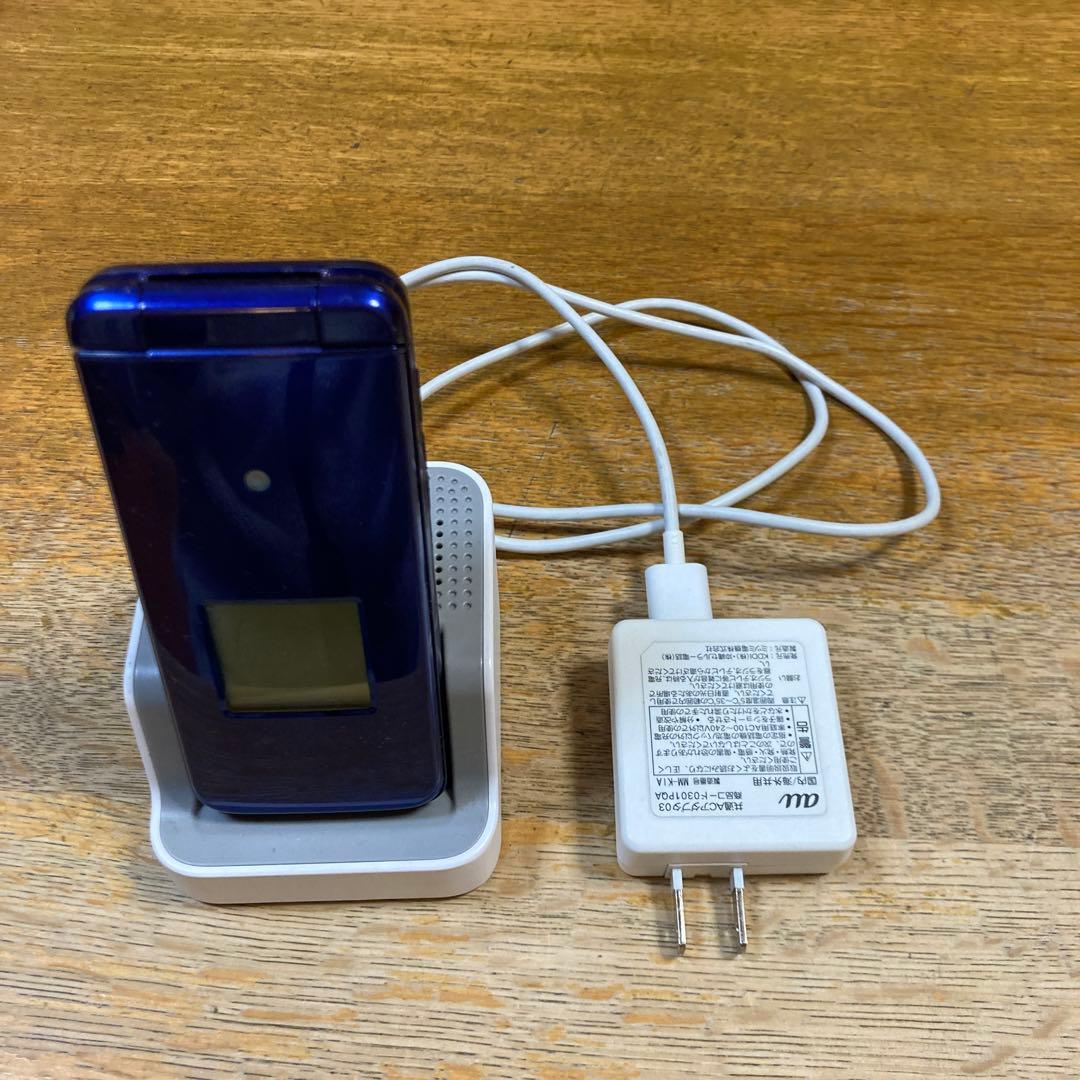 auかんたんケータイ KYF43 充電スタンド アダプタ ケーブル付き - メルカリ