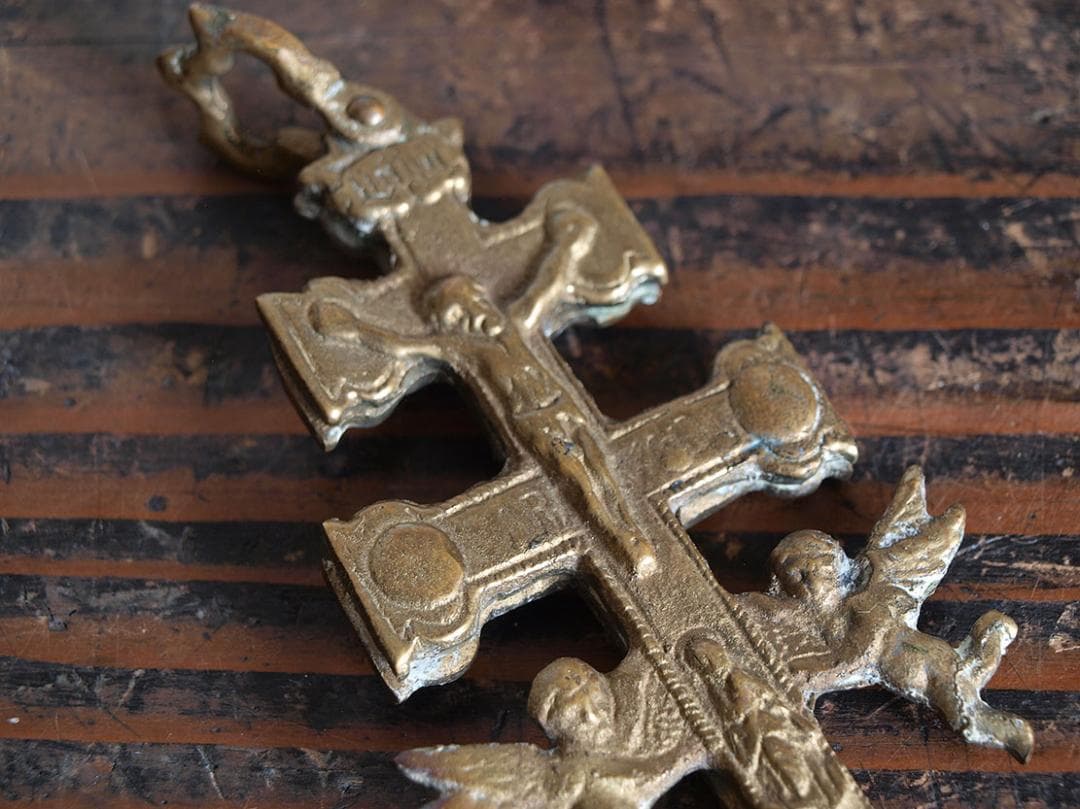 カラバカ村に伝わる伝説の十字架 天使が運ぶカラバカクロス 聖遺物