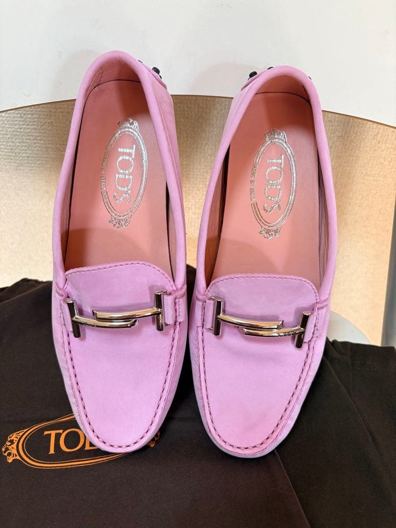 最終価格！TOD'S ピンク スエード モカシン - メルカリ