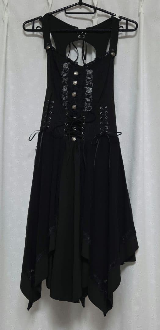 OZZON 白薔薇刺繍イレギュラーヘムジャンパースカート（黒） OZZ ANGELO 薔薇刺繍ジャンパースカート | anonymous