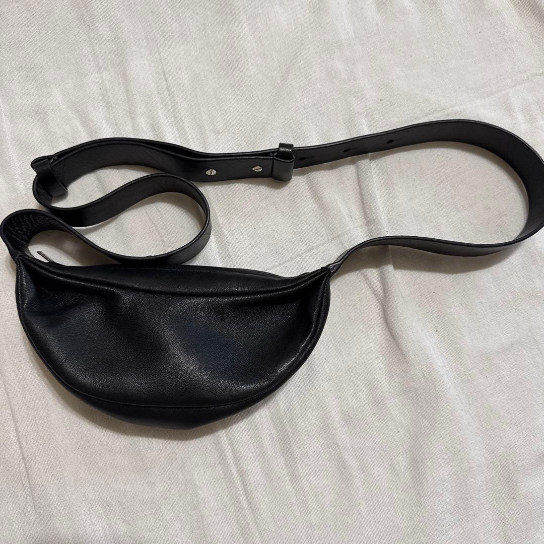 COS スイングマイクロクロスボディーバッグ-レザー SWING MICRO CROSSBODY - LEATHER スイングマイクロクロスボディー