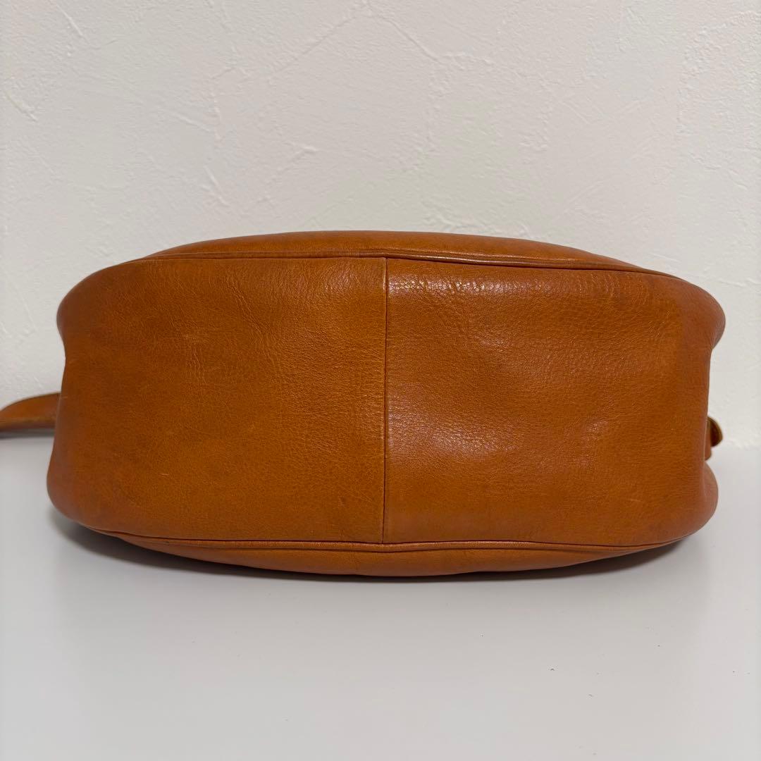 イルビゾンテ レザーショルダーバッグ 本革 ハーフムーン キャメル 型押し