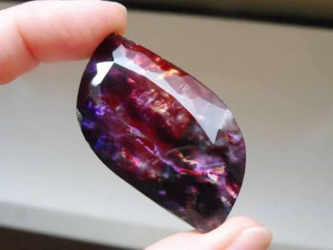 焔虹の奇跡 アンモライト　63.70ct 鑑定書付き