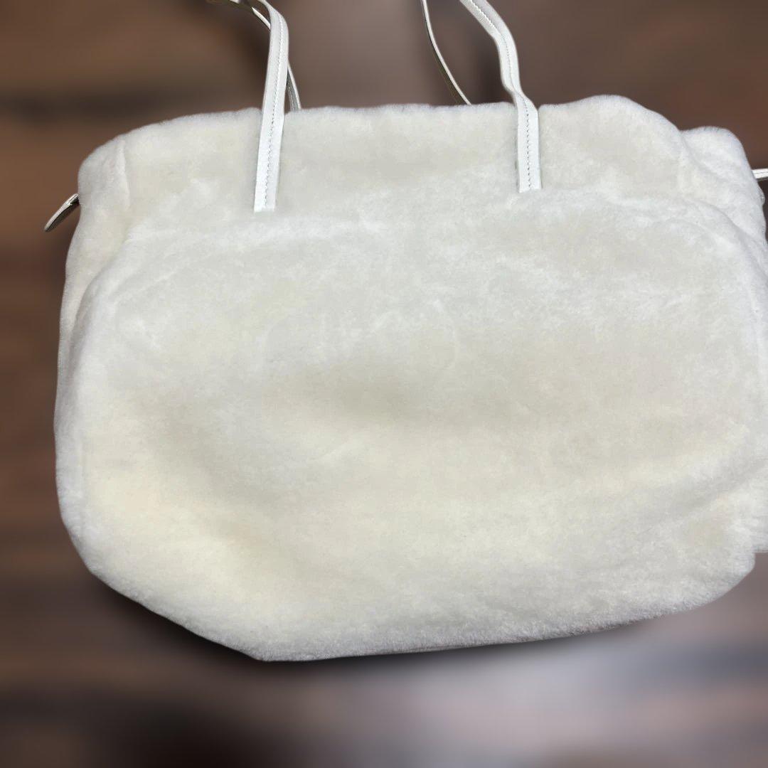 ミュウミュウ 激カワ！白 ファーバッグ！