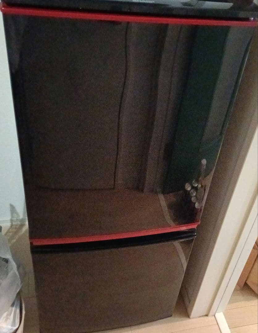 SHARP ブラック冷蔵庫 赤いライン付き 1人暮らし SJ-PW37P | 冷蔵庫：シャープ