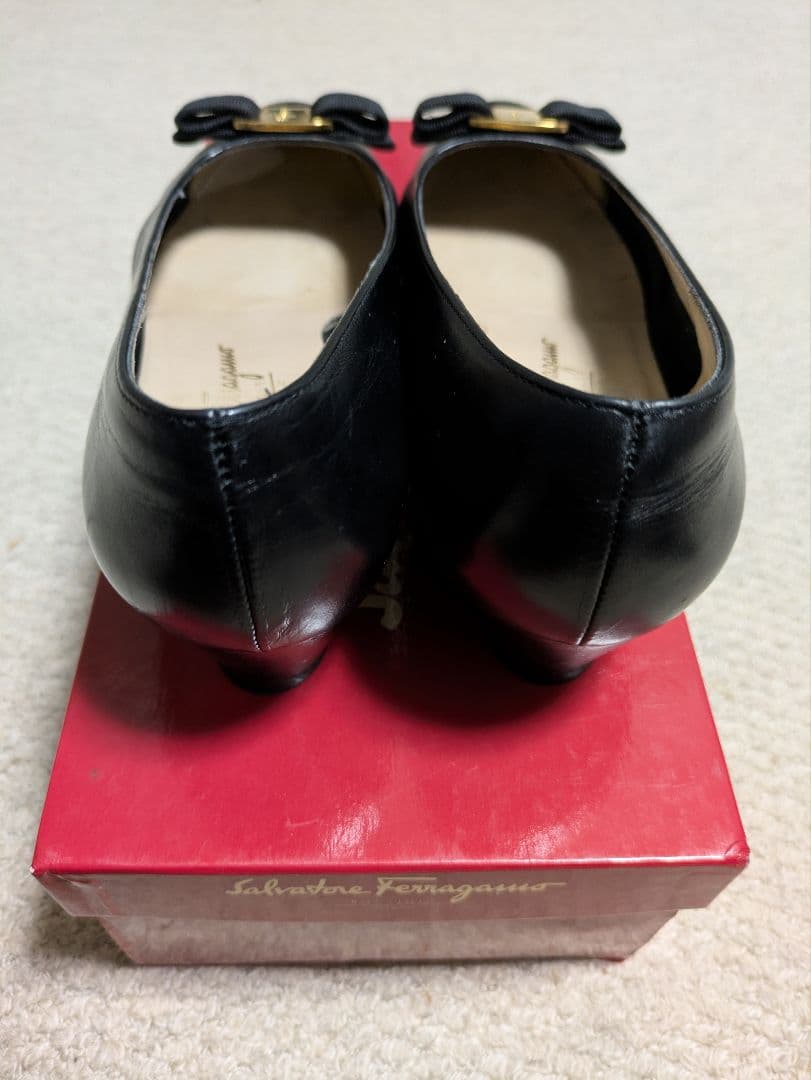 サルバトーレ フェラガモ 黒　ヴァラ　リボン フラットパンプス　 24.5cm