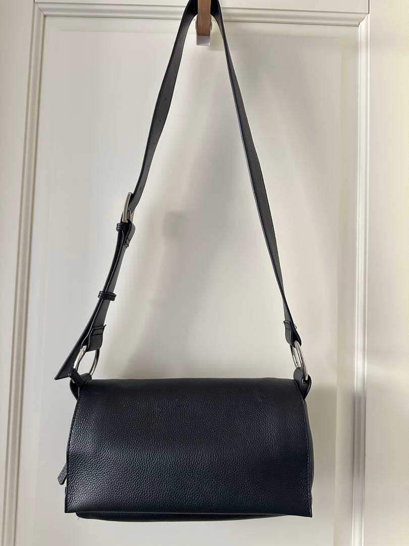 ビアズリー レザーボディバッグ レザーリング ブラック BEARDSLEY 美品 】BEARDSLEY ビアズリー レザーボディバッグ ブラック シボ革