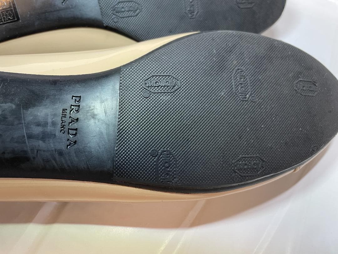 極美品 PRADA ベージュエナメル フラットパンプス バレリーナ　25.5JP