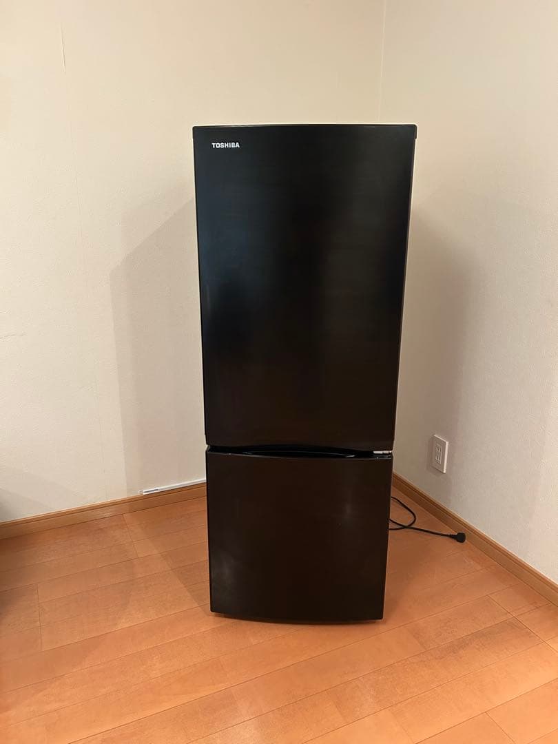 2022年TOSHIBA 153Lブラック二段式冷蔵庫 TOSHIBA（東芝） 冷蔵庫 2ドア 153L GR-U15BS (右開き/セミマット