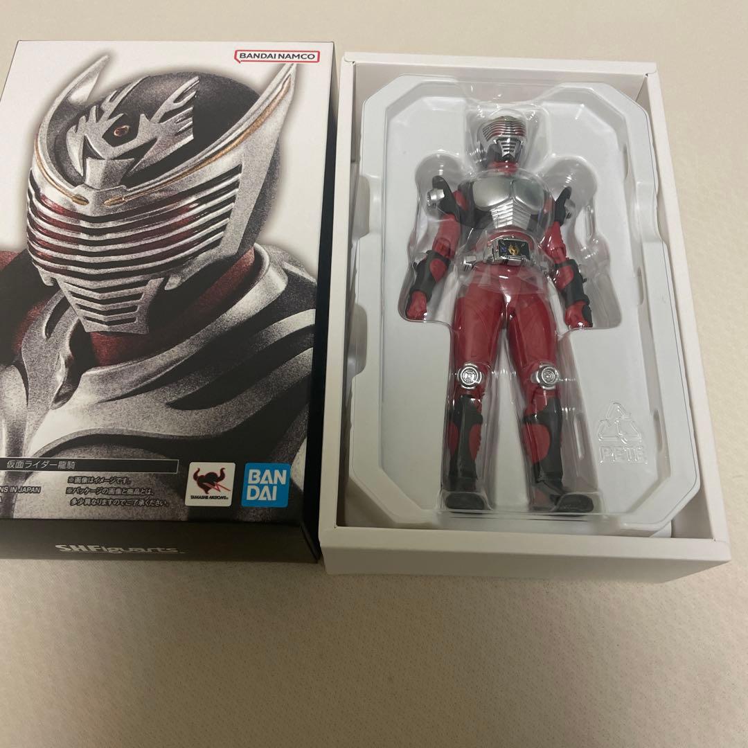 BANDAI shフィギュアーツ真骨彫製法仮面ライダー 龍騎 S.H.Figuarts（真骨彫製法） 仮面ライダー龍騎 | 魂ウェブ