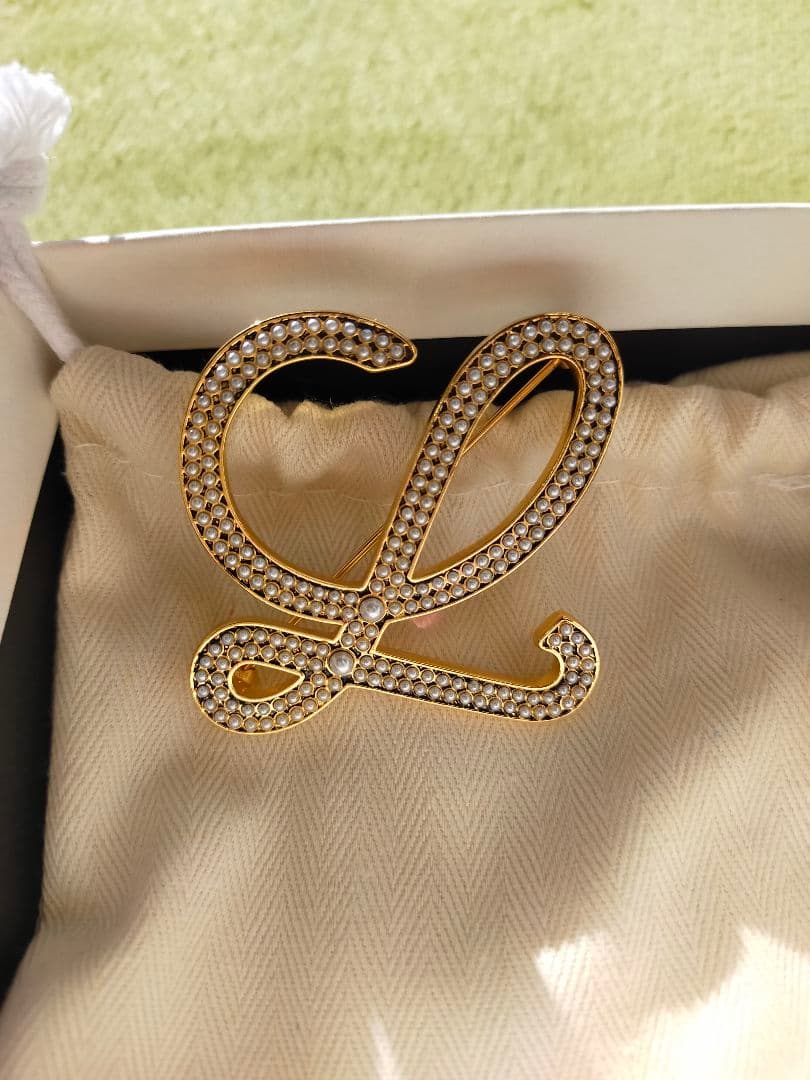 超希少】LOEWE ロエベ パールイニシャルブローチ - メルカリ
