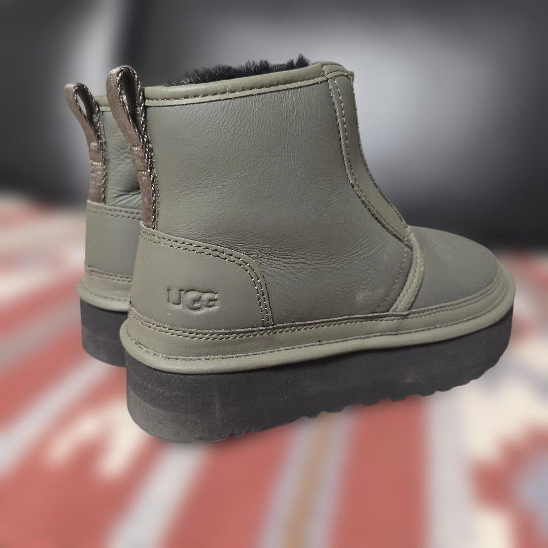 UGG Neumel Platformムートンブーツ ヘイリービーバー着用モデル